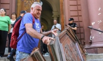 Rosario: Portuarios tomaron el Concejo de la ciudad y rompieron una puerta de la Municipalidad