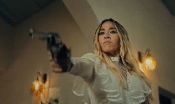 Jimena Barón se vistió de novia asesina para su último lanzamiento musical "Los Locos"