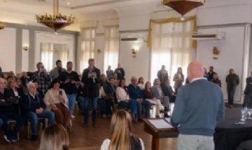 Arturo Rojas anunció la subasta de la parcela del Teatro Auditórium y habló de recuperar el Complejo Casino de Necochea