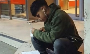 Matías González vive en la calle en Neuquén, estudia el Código Penal y sueña con convertirse en abogado