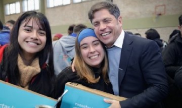 Kicillof entregó 458 computadoras a estudiantes secundarios de Presidente Perón