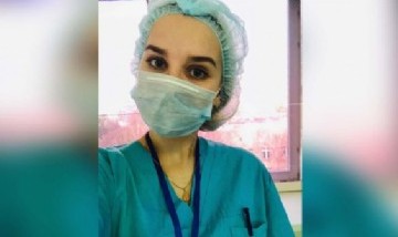 Viral: enfermera atendía pacientes en ropa interior, la sancionaron y ahora es modelo