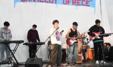 Guillermo Britos acompañó una nueva edición de la feria "Chivilcoy Ofrece" destinada a jóvenes del último año del secundario