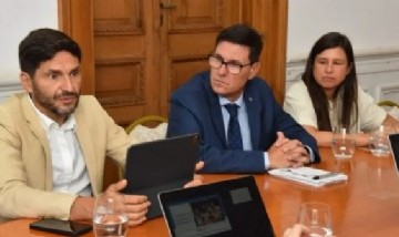 El gobernador Pullaro anunció la creación de dos nuevas escuelas secundarias en Funes y Roldán