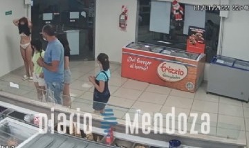 Video: una mujer se sacó su vestido y lo uso como tapabocas para poder comprar helado