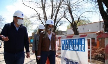 Malena Galmarini y Mariano Cascallares recorrieron una obra de cloaca en Claypole, Almirante Brown