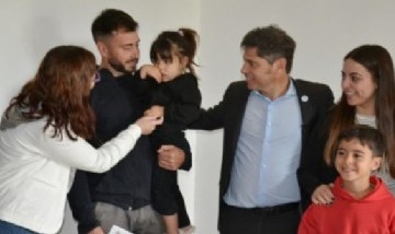 Axel Kicillof inauguró viviendas, obras en educación y salud en Gonzales Chaves