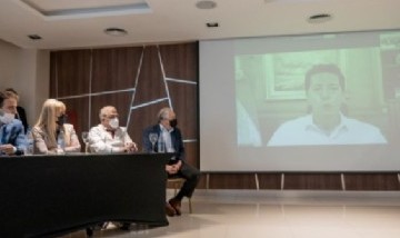 Wado De Pedro expuso ante niños sobre su tartamudez y se quebró