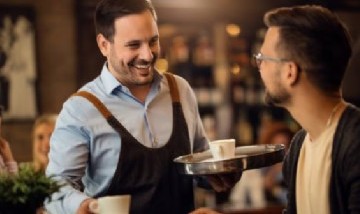 Un café en Rosario cuesta 2500 o 2000 pesos según cómo lo pida el cliente en un bar del centro