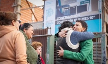 Mayra Mendoza y el ministro Alonso recorrieron la obra de la nueva comisaría 10ª en Don Bosco