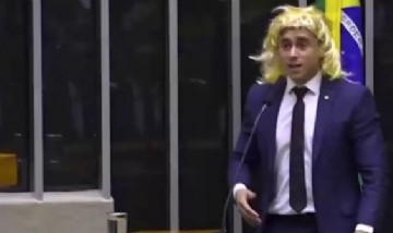 "Me siento una mujer": un diputado de Bolsonaro se puso una peluca para burlarse del colectivo trans