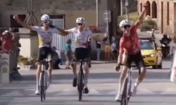 Insólita carrera: dos ciclistas celebraron llegando a la meta, pero los pasó un rival