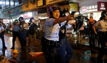 Hong Kong: el momento en que un policía balea a un manifestante