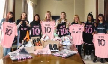 Cañuelas: Fassi y Di Tullio entregaron kits deportivos al Equipo Femenino de Fútbol "La XXI"