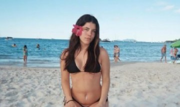 Valentina Pergolini marca tendencia a los 20 años: vestidos lenceros, transparencias y microbikinis