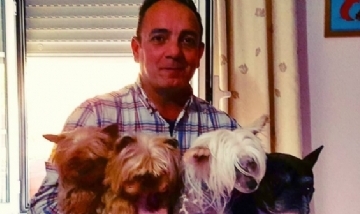 José y sus bebés dentro de casa en Sevilla, España.
