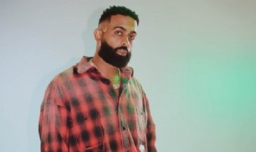 El cantante puertorriqueño Eladio Carrión regresa al trap con su nuevo disco "Porque Puedo"