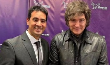 El vocero presidencial Adrián Ravier quedó en el centro de la polémica tras definir a la Argentina como un "país bananero"