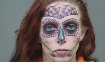 Su novio le dijo que se cubriera todo el rostro con un tatuaje y el resultado la dejó devastada