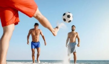 Un joven tenía vergüenza de sumarse a un partido de fútbol en la playa y su novia intercedió