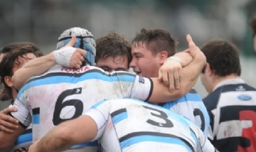 Rugbyers atacaron a un indigente para "festejar" un torneo