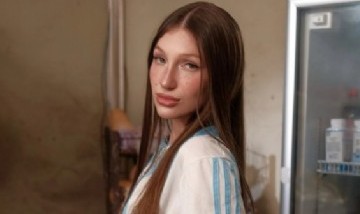 Quién es Yami Safdie, la cantante que se volvió tendencia tras participar en una campaña de Racing