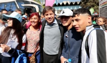 Kicillof acompañó a más de 200 jóvenes de Escobar que iniciaron sus viajes de fin de curso