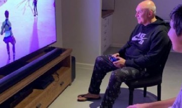José Luis Espert compartió una foto jugando al Fortnite y las redes lo criticaron a puros memes