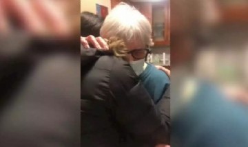 Emoción en EEUU: Un médico le recetó abrazar a su nieta tras darse la vacuna contra el coronavirus y el video se hizo viral