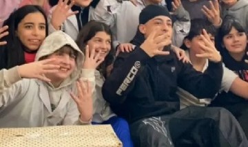 Gran gesto: Trueno sorprendió a los alumnos de su escuela primaria en La Boca