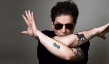 Andrés Calamaro le escribió poemas al empresario que tiró un cerdo desde un helicóptero
