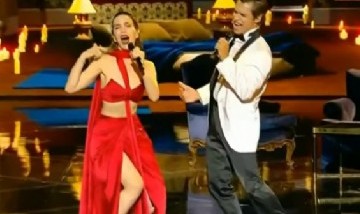 El sorpresivo beso que Natalia Oreiro le dio a Carlos Baute durante una presentación en los Premios Platino