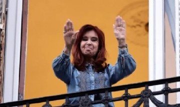 Se casaron el 17 de octubre y fueron a festejar con Cristina Kirchner en San José 1111