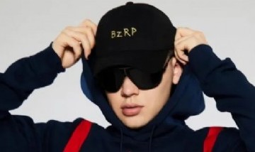 Bizarrap venderá su famosa gorra de manera oficial y lo hará con un formato muy particular