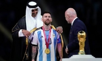 Qué significado tiene el atuendo que le pusieron a Messi en la premiación del Mundial