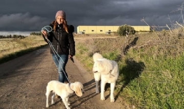 María y sus compañeras paseando por Castilla, España.