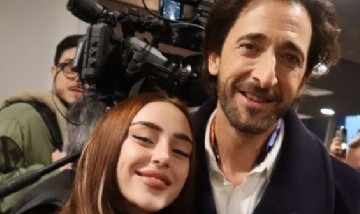 Nicki Nicole marcó tendencia en la Semana de la Moda de París y se fotografió con Adrien Brody