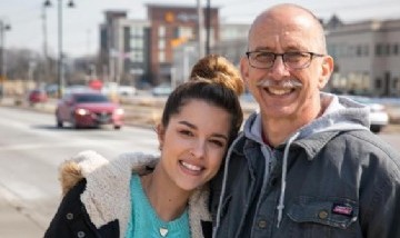 Ella tiene 30 años, su pareja 60 y los trolls los atacan: dicen que él se parece a un abuelo