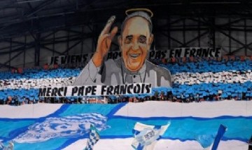El último homenaje de la hinchada del Olympique de Marsella al Papa Francisco