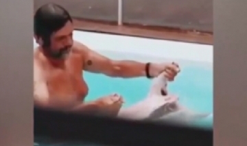 Se filtraron las imágenes del momento en que el empresario saca el cordero de la pileta