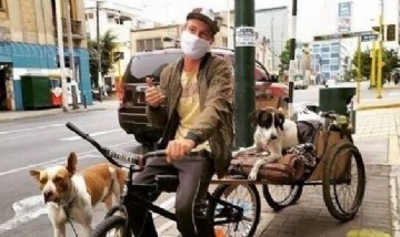 Un argentino varado en Perú se niega a volver sin sus dos perros