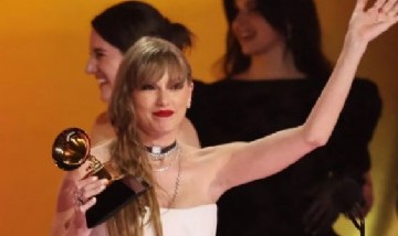 Taylor Swift brilló y recibió el Grammy al mejor álbum del año.