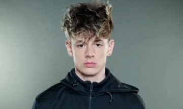 El streamer Oky le revoleó el celular a su novia en vivo: "Este pibe no está nada bien"