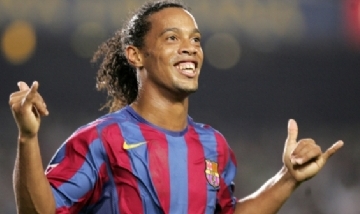 Presos y policías se pelean por sumar a Ronaldinho en su equipo de fútbol sala