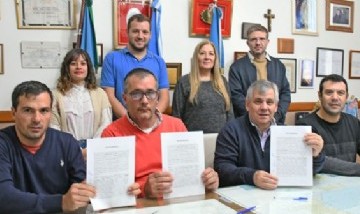 Britos encabezó la firma de un boleto de compraventa de un terreno en el Parque Industrial de Moquehuá