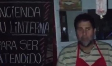 Entre Ríos: un carnicero atiende a clientes con linterna para ahorrar electricidad