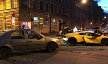 Un Renault Logan chocó a un Lamborghini y los memes estallaron en las redes sociales
