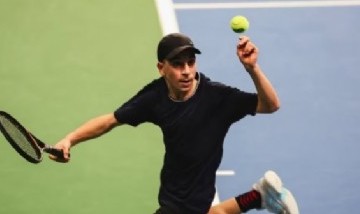 El tenista juvenil de madre argentina que se volvió viral por jugar sin revés y dominar con ambas manos