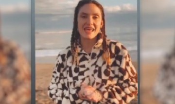 Una influencer desató la polémica al vender "arena purificadora" por 150 dólares el frasco