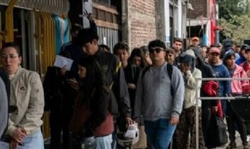 Más de 500 currículums para 20 empleos: la fila en Guernica llegó a extenderse por 14 cuadras